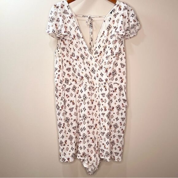 Torrid Surplice Gauze Romper Tie Back Flutter Sleeve Size 2, 2X 18/20 EUC - Picture 2 of 11